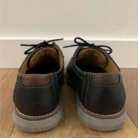 Johnston & Murphy Big Kid Holden Plain Toe | Size: 2M | Colour: Black/Grey Sole - Picture 3 of 6